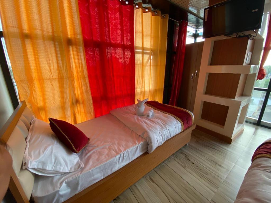 Hotel Kjs Inn Bahasi Экстерьер фото