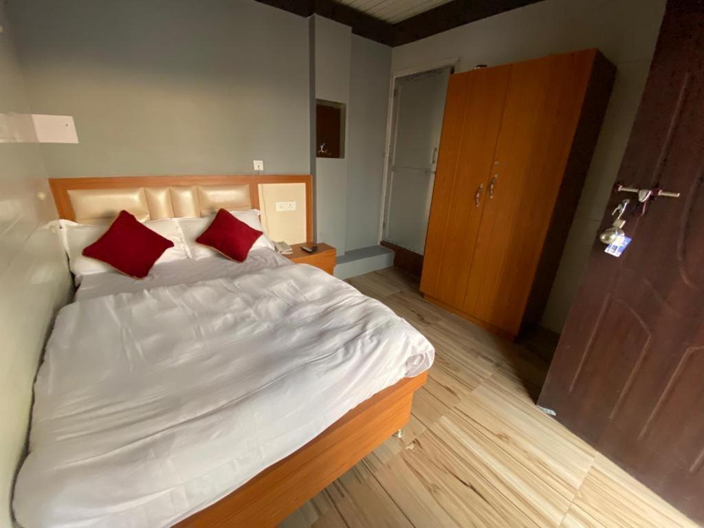 Hotel Kjs Inn Bahasi Экстерьер фото
